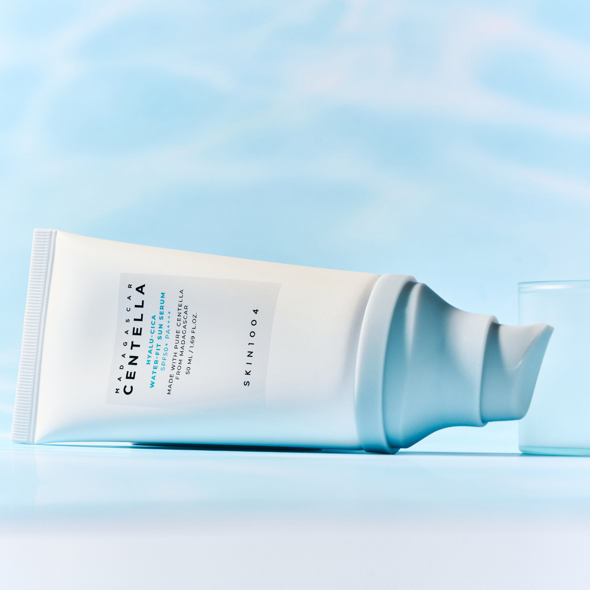 SKIN1OO4 MADAGASCAR CENTELLA HYALU-CICA WATER-FIT SUN SERUM SPF50+ PA++++ 50 ML - Imagen 2