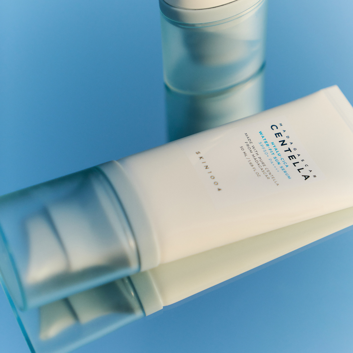 SKIN1OO4 MADAGASCAR CENTELLA HYALU-CICA WATER-FIT SUN SERUM SPF50+ PA++++ 50 ML - Imagen 3